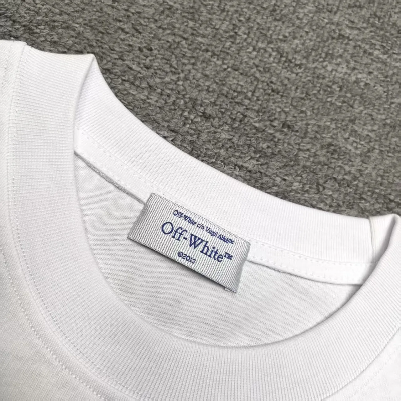 The top proven version OFF-WHI* 25SS new printed short-sleeves, loose fit, the same style for male and female couples stars. American designer Virgil Abloh founded the luxury street brand Off-White based on the pop culture of the younger generation. Walking between street culture and high-end fashion, contemporary elements are used to interpret youth culture, and fine workmanship is used to interpret trendy clothing. Photos, paintings and eye-catching graphic printing are all sources of inspiration for the designer. 32 counts of 260g double yarn pure cotton fabric, the printing uses Kornit digital direct injection technology, and the picture is clear. The white glue base ensures the firmness of the printing, and machine washing is stress-free - 1:1 original mold opening, ZP development, perfectly restored to the original version, produced by a large factory, not produced by a small factory on the market, fine wiring, top-notch craftsmanship, welcome to compare - A full set of customized accessories for collar labels, hang tags, and wash water labels - Exclusive logo packaging - No matter age, body shape or gender, it is very suitable for both men and women. All details are real photos, buy with confidence. Color: Black White Size: S-XL P;120